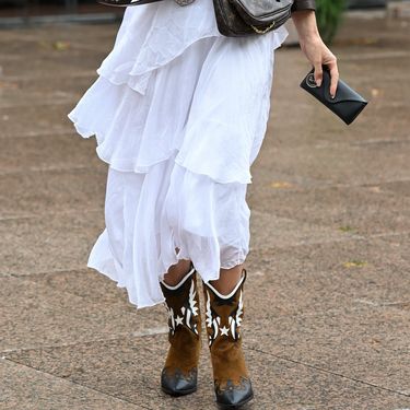 Zagrebačko izdanje u bijeloj haljini i kaubojskim čizmama