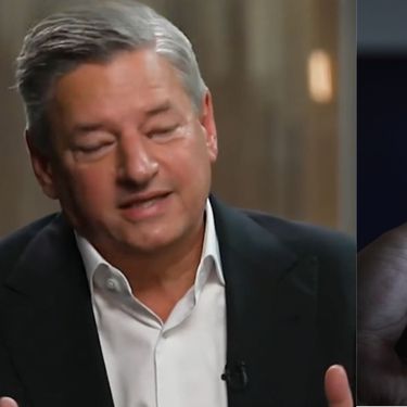 Ted Sarandos pri intervjuu i TV s upaljenim Netflixom