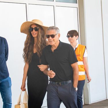 Amal Clooney u crnoj haljini bijelim štiklama