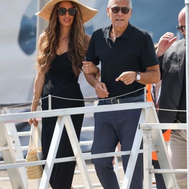 Amal Clooney u crnoj haljini bijelim štiklama