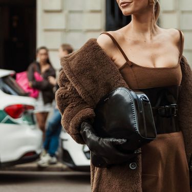 Smeđa haljina u street style izdanju s Tjedna mode