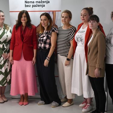 Sanja Musić Milanović u ružičasto-crvenom izdanju