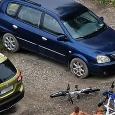 Ogromna lokva na parkingu i djeca
