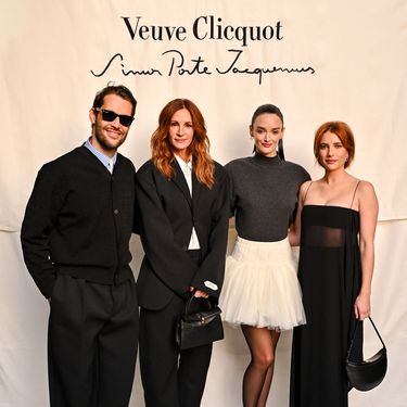 Simon Porte Jacquemus, Julia Roberts, Charlotte Le Bon i Emma Roberts
