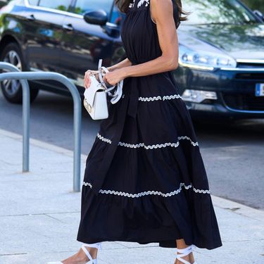 Kraljica Letizia u crnoj haljini i espadrilama