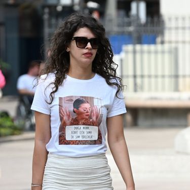 Crnka iz Zagreba nosi majicu sa simpatičnim natpisom