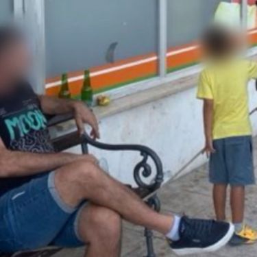Magarac ispred trgovine u Dalmaciji