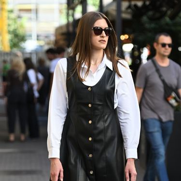 Izdanje sa špice u mini haljini i hulahopkama