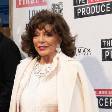 Joan Collins u bijelom izdanju na mjuziklu