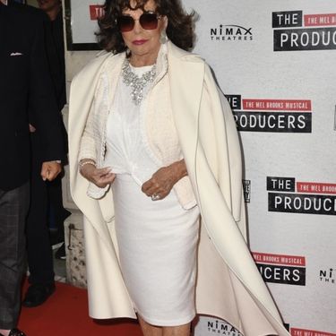 Joan Collins u bijelom izdanju na mjuziklu