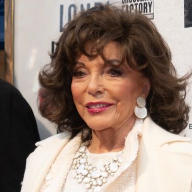 Joan Collins u bijelom izdanju na mjuziklu