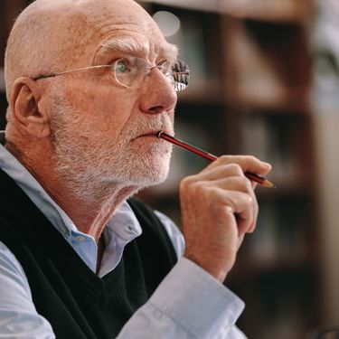 Stariji muškarac kako razmišlja