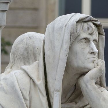 Kip muškarca koji razmišlja