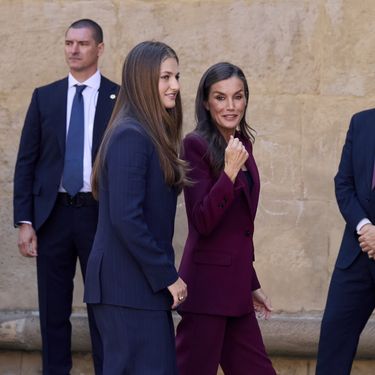 Princeza Leonor odjenula je tamnoplavo, a kraljica Letizia bordo odijelo