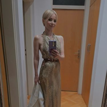 Danijela Martinović nosi zlatnu haljinu iz Zare