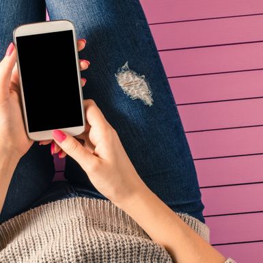 Djevojka s mobitelom