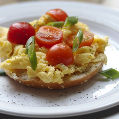 Omlet s mladim lukom i cherry rajčicama