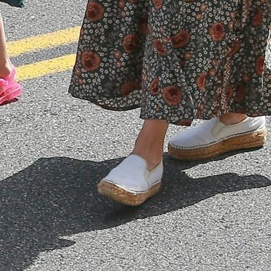 Mila je nosila espadrile