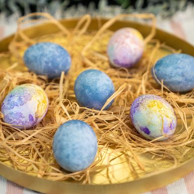 Bojenje jaja krep-papirom