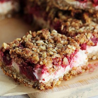 Crumble s višnjama i grčkim jogurtom