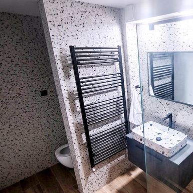 Gabrijela Vidaković iz Siska uredila je svoju kupaonicu u kombinaciji terrazzo pločica i drveta - 3