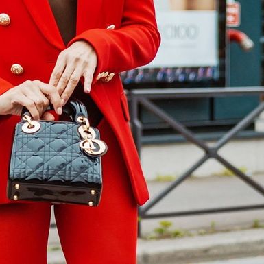 Jarka nijansa crvene boje u street style kombinaciji