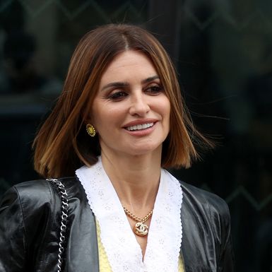 Penelope Cruz u visokim čizmama i bijeloj mini haljini - 5