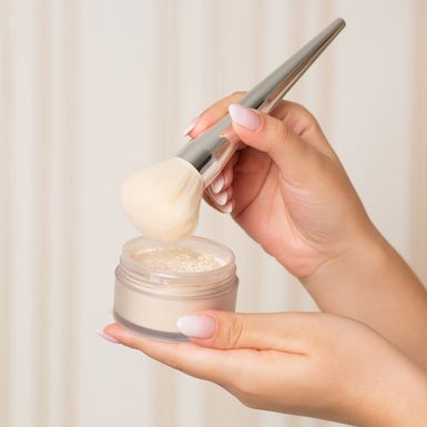 Mineralni puderi najčešće su u prahu, ali postoje i tekuće verzije