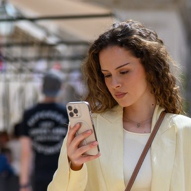 Šetnja Stradunom u bijeloj suknji