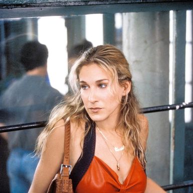 Carrie Bradshaw u sceni iz Seksa i grada s torbicom Baguette
