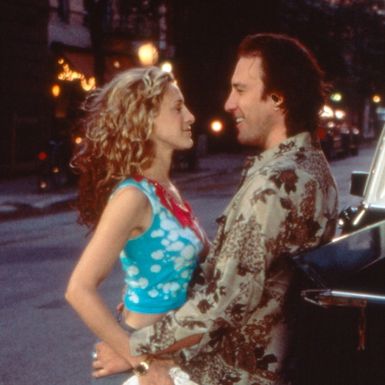 Carrie Bradshaw u sceni iz Seksa i grada s torbicom Baguette