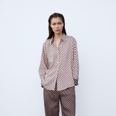 Stariji komplet iz Zare od satena koji izgledom podsjeća na pidžamu