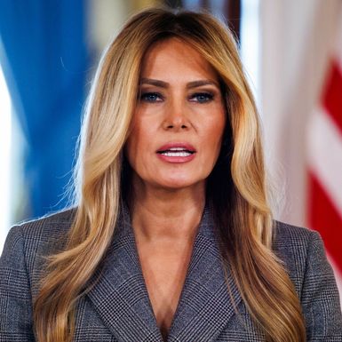 Melania Trump u Pradinu odijelu u Bijeloj kući 2026. - 1