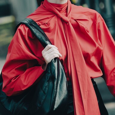 Crvene košulje i bluze su komad koji uljepšava svaku kombinaciju