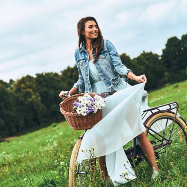 Ljetna haljina u kombinaciji s traper jaknom