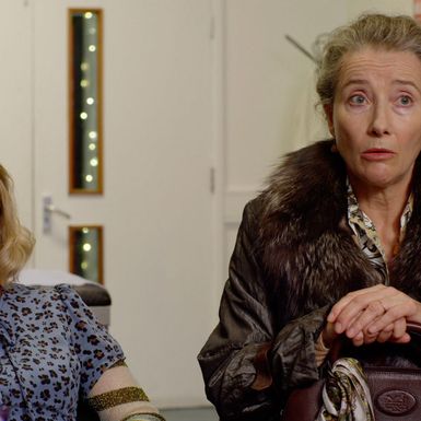 Emilia Clarke i Emma Thompson u sceni iz filma Last Christmas