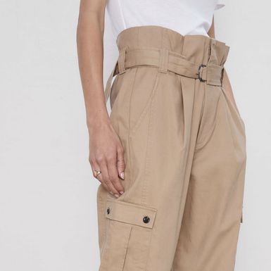 Ponuda cargo hlača u trgovinama ustinu je široka