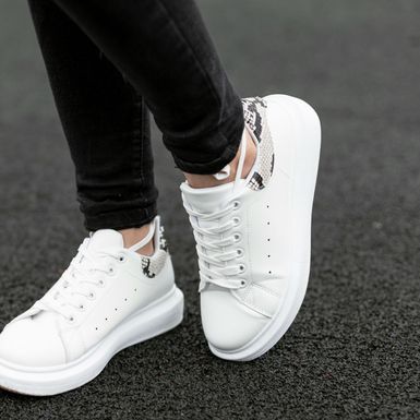 Žena u bijelim tenisicama