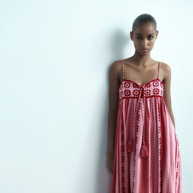 Pletena haljina iz Zare s kukičanim detaljem