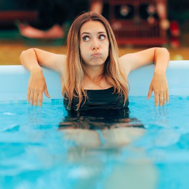 Žena u bazenu