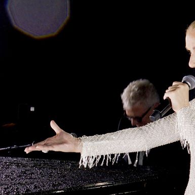 Celine Dion na Eiffelovu tornju tijekom ceremonije otvaranja Olimpijskih igara u Parizu