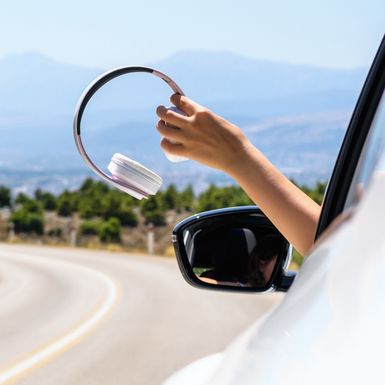 Žena sluša pjesme u vožnji