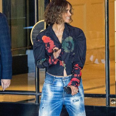 Halle Berry u vrećastim trapericama i bluzi brenda Marni - 2