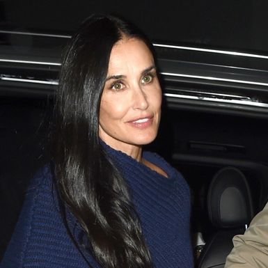 Demi Moore u kožnatim hlačama i puloveru s potpisom Victorije Beckham - 4