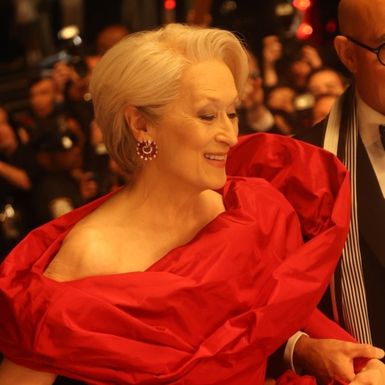 Meryl Streep u crvenoj haljini na setu filma