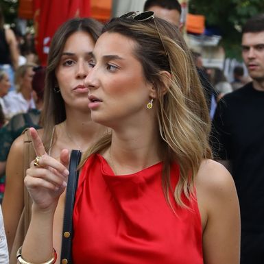 Crvena haljina dovoljna je za sjajan dojam