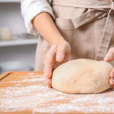 Žena mijesi tijesto za kruh