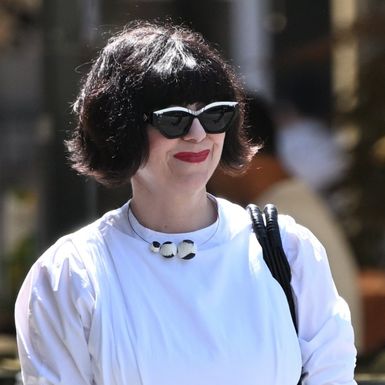 Mirela Holy u bijelim natikačama Naked Wolfe na zagrebačkoj špici 2025. - 2