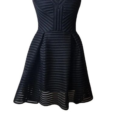 Mala crna haljina brenda Maje