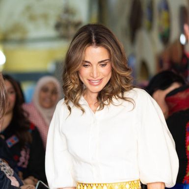 Kraljica Rania u bijeloj bluzi i žutoj suknji